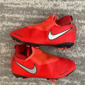 Nike Phantom VSN Kids Boys Bright Orange Soccer Futbal cleats, size 4